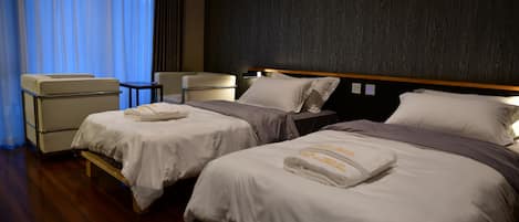 Twin Room | In-room safe, free WiFi, bed sheets