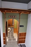 家庭四人房 | 客房内保险箱、免费 WiFi、床单