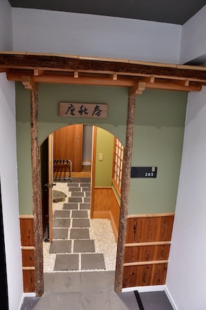 Neljän hengen perhehuone | Tallelokero huoneessa, ilmainen Wi-Fi, vuodevaatteet