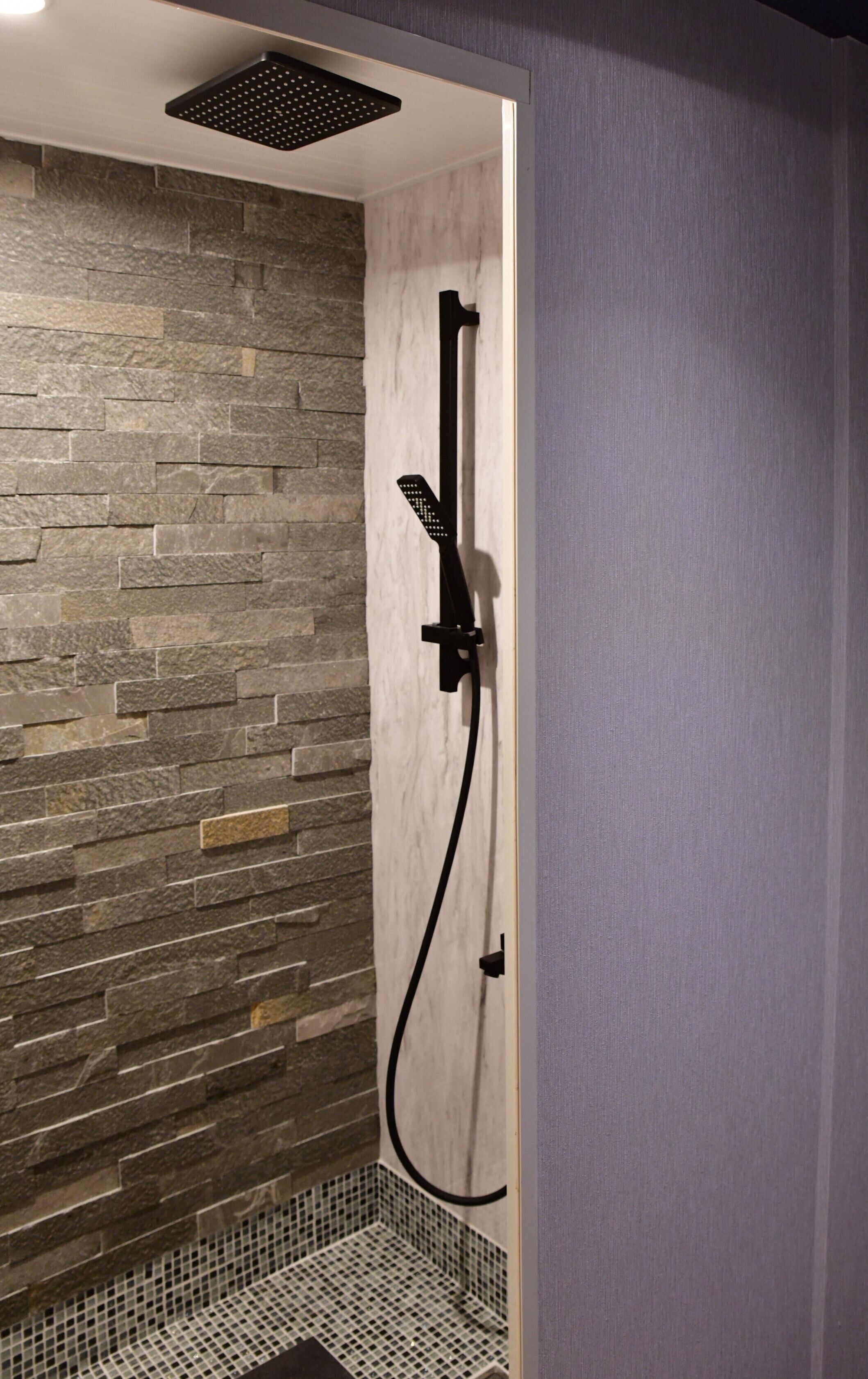 Shower, rainfall showerhead, free toiletries, hair dryer