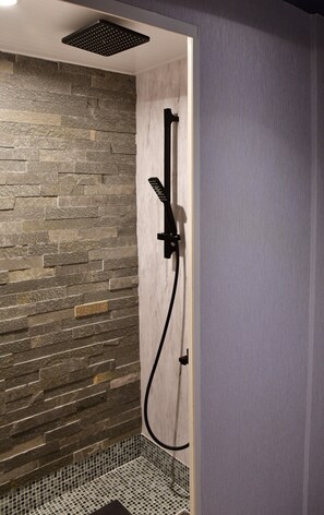 淋浴设施、大花洒淋浴喷头、免费洗浴用品、吹风机