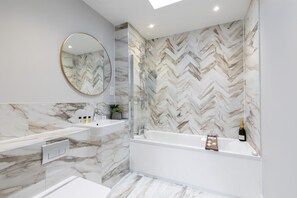 Apartment | Bathroom | Free toiletries, hair dryer, towels, toilet paper