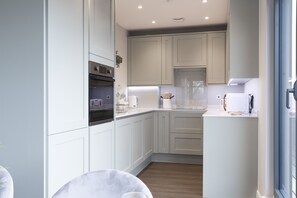 Apartamento | Cocina privada | Frigorífico grande, microondas, horno y placa de cocina