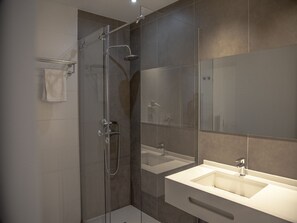 Dusche, Haartrockner, Bidet, Handtücher