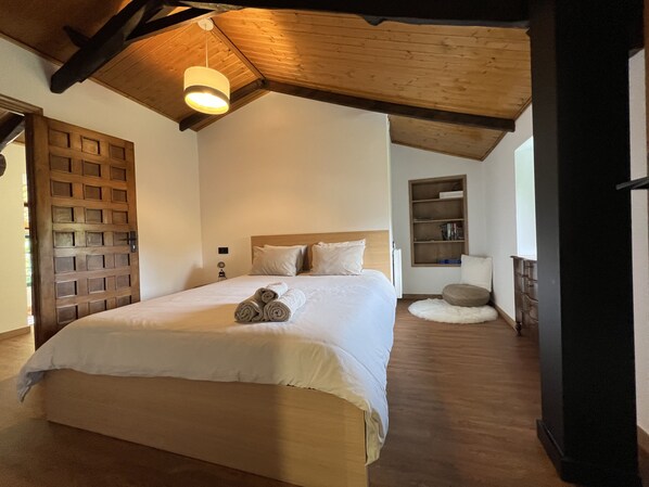 3 bedrooms, desk, iron/ironing board, travel cot