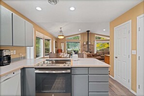 Een koelkast, een magnetron, een oven, een kookplaat