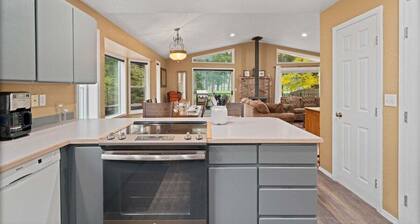 3BR Retreat | Hot Tub, Pool Table & Foosball | Near Golf & Leavenworth