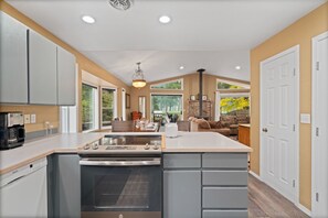 Jääkaappi, mikroaaltouuni, uuni, liesi