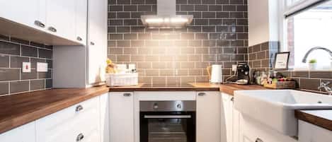 Een koelkast, een magnetron, een oven, een kookplaat