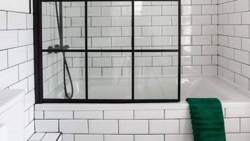 Combined shower/bathtub, hair dryer, towels, soap