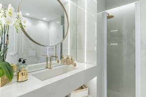 Combined shower/tub, hair dryer, towels, soap