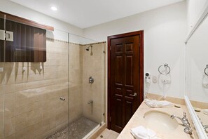 Baignoire, serviettes fournies, shampoing