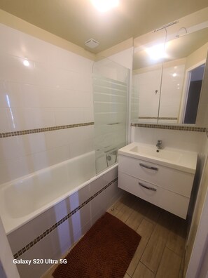 Bathtub, towels, toilet paper - Auberge Le Bac (Charly-sur-Marne)