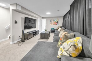 TV connectée, console de jeux vidéo, lecteur de DVD, livres