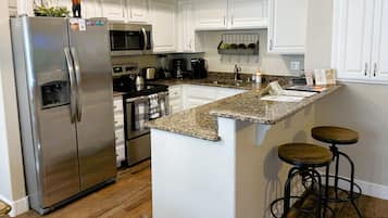 Een koelkast, een magnetron, een oven, een kookplaat