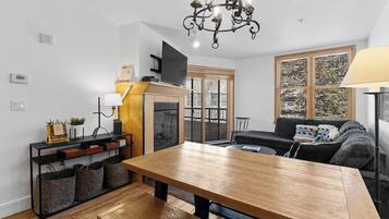 Televisión de pantalla plana y chimenea