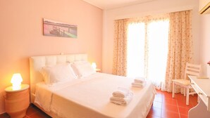 Une chambre d’hôtel avec un lit, un bureau et une chaise.