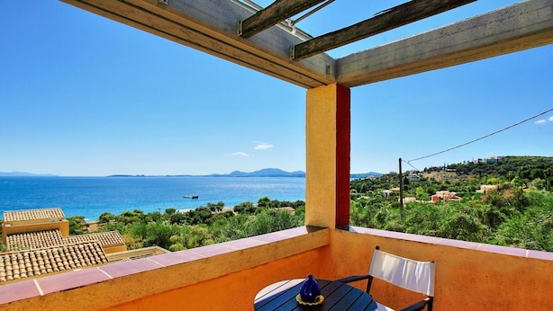 A balcony with a view of the sea and a distant landscape. - Casa do Tina in Mparmpati (Corfu)