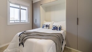 A bedroom with a bed, a window, and a wardrobe. - Ycp1903 in S o Paulo (São Paulo)