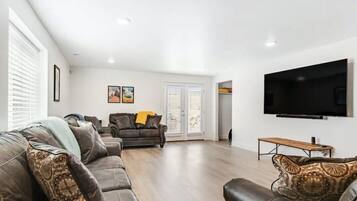 Älytelevisio, pöytätennispöytä, kirjoja