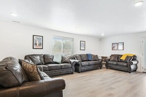 TV connectée, table de tennis de table, livres