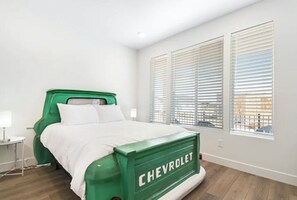 6 dormitoris, planxa i posts de planxar i un bressol de viatge