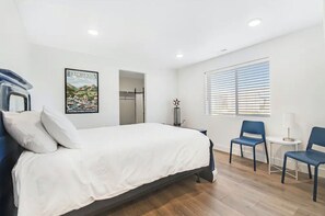 6 habitaciones, tabla de planchar con plancha y cuna de viaje 