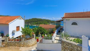 A coastal village with white buildings, stone walls, and terracotta roofs. - Faros Dio Gaios Studio sea Views Private Sun-loungers (Paxos)