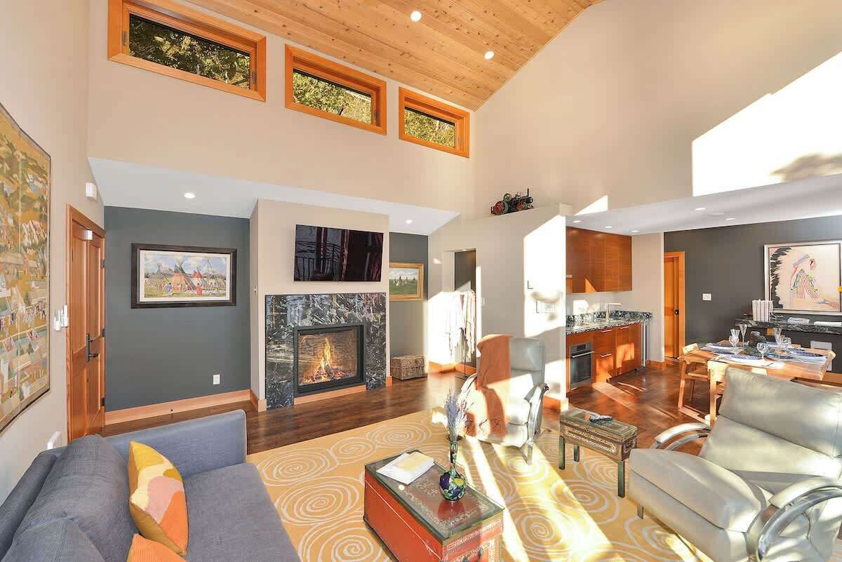 TV, fireplace