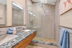 Douche, sèche-cheveux, serviettes fournies, shampoing