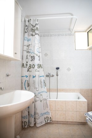 Badewanne, Haartrockner, Handtücher, Seife