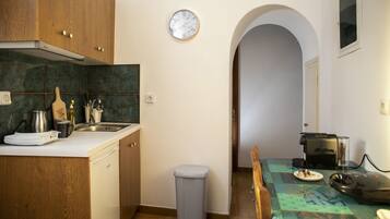 Fridge, stovetop, coffee/tea maker, electric kettle