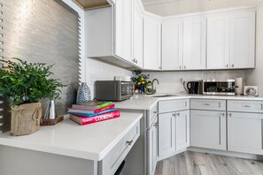 Een koelkast, een microgolfoven, een oven, een kookplaat