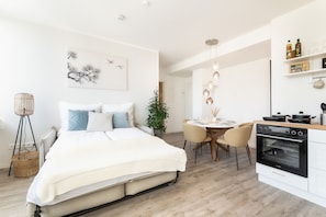 Familie appartement | Woonruimte | Een 50-inch smart-tv met digitale zenders, televisie en Netflix