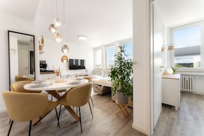 Familie appartement | Woonruimte | Een 50-inch smart-tv met digitale zenders, televisie en Netflix