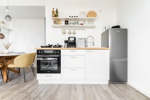 Familie appartement | Privékeuken | Een koelkast met diepvriezer, een microgolfoven, een oven, een kookplaat