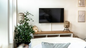 Studio – comfort | Oppholdsområde | En 50-tommers smart-TV med digitale kanaler samt TV og Netflix