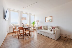 Classic Suite | Living area | 50-inch Smart TV with digital channels, TV, Netflix - Himmelsstürmer - Stay Awesome (Kassel)