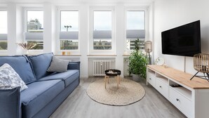 Studio – comfort | Oppholdsområde | En 50-tommers smart-TV med digitale kanaler samt TV og Netflix