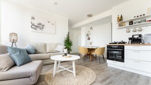 Familieleilighet | Oppholdsområde | En 50-tommers smart-TV med digitale kanaler samt TV og Netflix