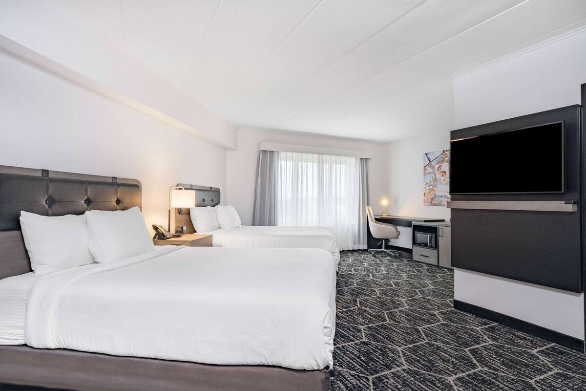 business room, 2 queen beds, accessible, non smoking (mobility, bathtub w/grab bars) | 1 bedroom, desk, iron/ironing board, free wifi