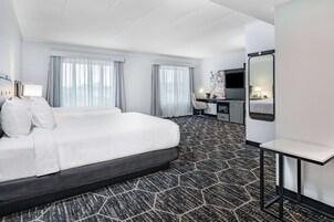 Escritorio, tabla de planchar con plancha, wifi gratis y ropa de cama 