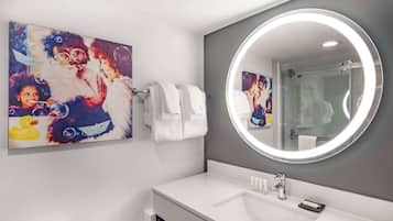 Combined shower/tub, free toiletries, hair dryer, towels
