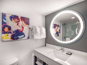 Duschwanne, kostenlose Toilettenartikel, Haartrockner, Handtücher