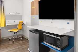 書桌、手提電腦工作空間、遮光窗簾/窗簾、免費 Wi-Fi