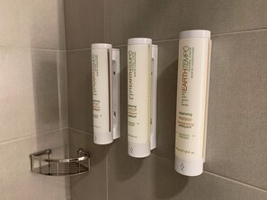 淋浴/盆浴组合、免费洗浴用品、吹风机、毛巾
