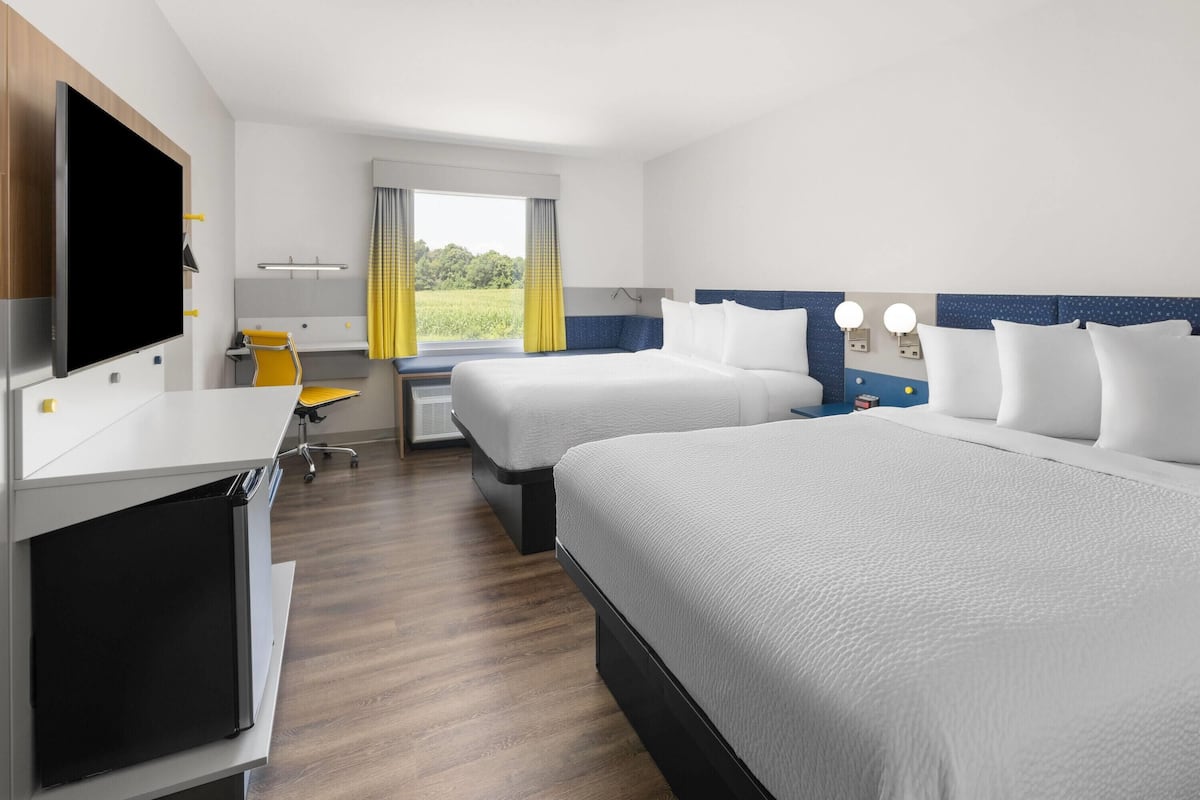 Desk, laptop workspace, iron/ironing board, free WiFi