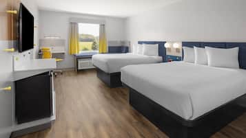 Kamer, 2 queensize bedden, niet-roken, op de hoek (Wide Bathtub) | Een bureau, een laptopwerkplek, een strijkplank/strijkijzer, gratis wifi