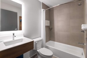 Combined shower/bathtub, free toiletries, hair dryer, towels