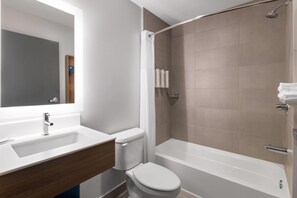 Combined shower/tub, free toiletries, hair dryer, towels